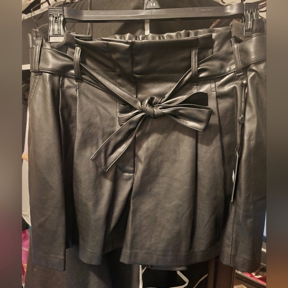 New York & Co size 14 black faux leather shorts - Picture 1 of 1